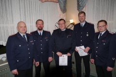 Die beförderten Mitglieder Meik Mahnstein (2. von links), Bernd Fromme (mitte), Michel Brunkhorst (2. von rechts) mit den Befördernden Ingo Kück (links) und Michael Mahler (rechts)