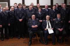 Gruppenbild mit allen gewählten und geehrten, sowie dem Gemeindebürgermeister Axel Renken (erster von links) und dem Ortsbürgermeister Ralf Rimkus (zweiter von links).